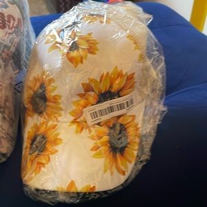 ASSORTMENT OF WOMEN BASEBALL CAPS/MULTI-Colors